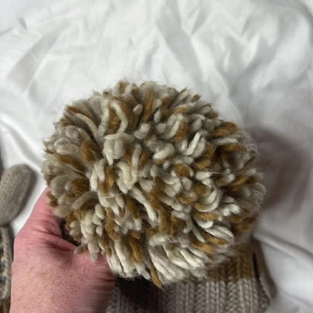 Roots Canada‎ Beige/Tan Chunky Knit Pom Pom Wool Blend Hat And Mittens.